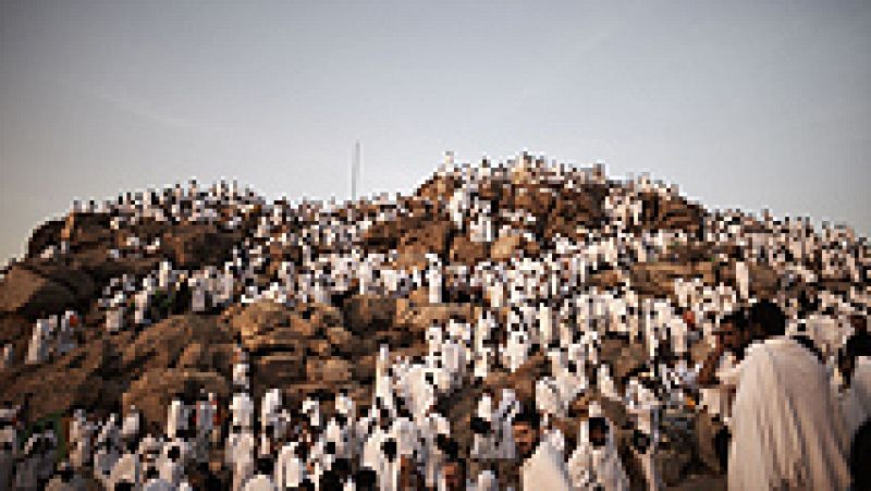 Miles de musulmanes celebran la jornada de oración en el monte Arafat