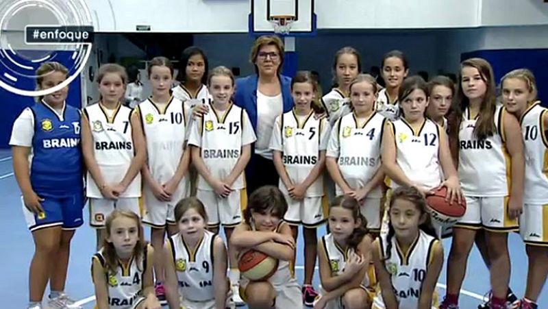 MARÍA ESCARIO (TVE).- El deporte de la canasta es el único deporte de equipo en el que la cantera femenina lo ha ganado todo. Los éxitos de las selecciones han tenido un efecto llamada entre la juventud. Las medallas no sólo brillan, también transmit