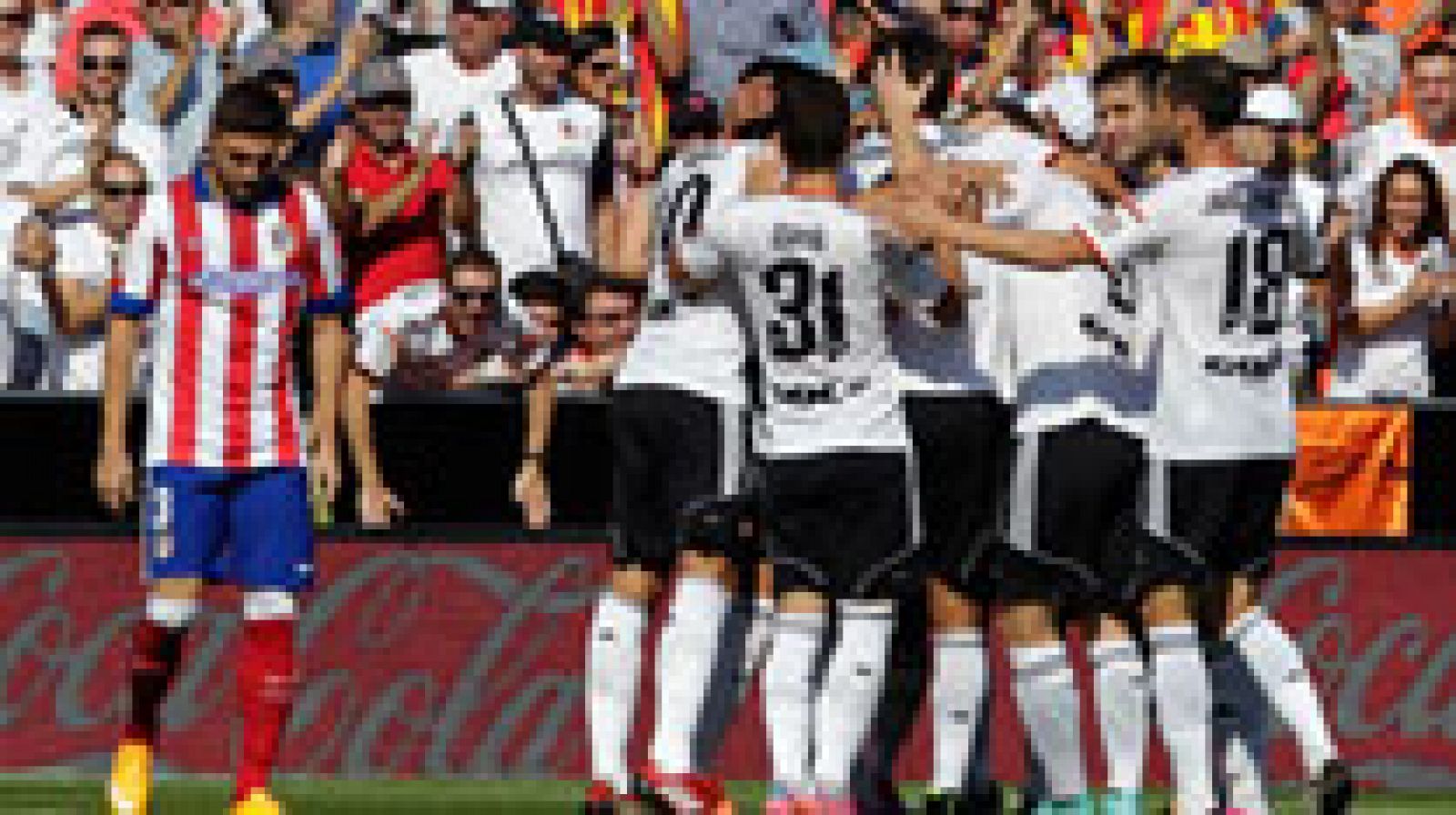 El Valencia se mantiene invicto en la Liga tras lograr una gran victoria ante el actual campeón de la competición, el Atlético de Madrid, (3-1). Los hombres de Nuno sorprendieron en 13 minutos a los rojiblancos con tres goles y se colocan segundos de la tabla, con 17 puntos, dos menos que el Barça. 