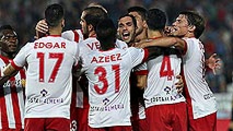 Un gol del israelí Tomer Hemed a cinco minutos del final rescató un punto para el Almería frente a un Elche que se adelantó en dos ocasiones en el marcador y que acabó con diez jugadores por expulsión del brasileño Jonathas.