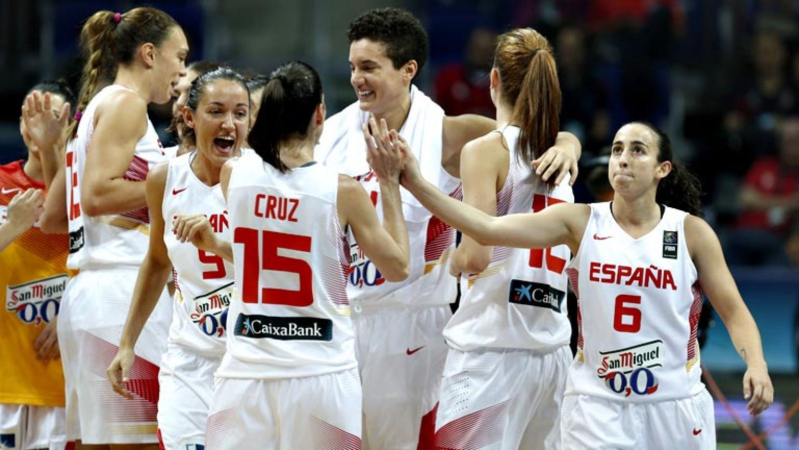 La selección española de baloncesto se clasificó, por primera vez en su historia, para la final del Mundial femenino al derrotar a la anfitriona Turquía por 66-56, con una Alba Torrens excepcional que acabó con el 'infierno' de las gradas del Fenerba