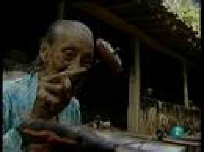 Una anciana de una aldea de Indonesia de 112 años se gana la vida tocando el xilófono, instrumento que toca desde hace 92 años (05/09/08).