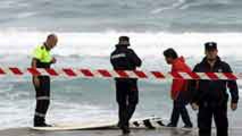 Olas muy grandes, inexperiencia y quizá un material defectuoso, principales causas de la muerte de los surfistas en Zarautz 