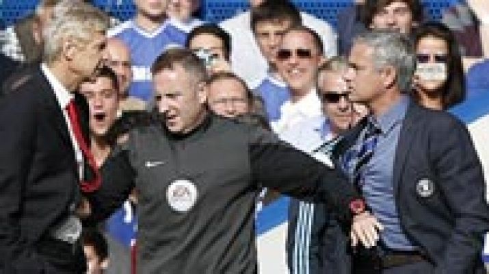 Wenger le propina a Mourinho el 'empujón del año'