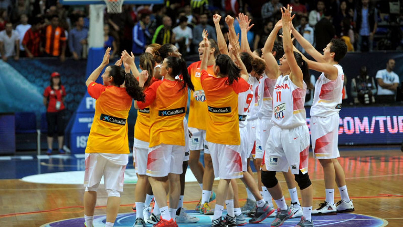 Las chicas del basket celebran una plata con sabor a oro | Ver