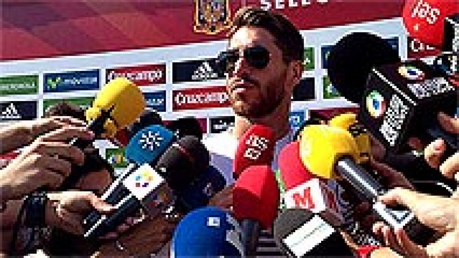 El jugador del Real Madrid Sergio Ramos abandonó la concentración  de la selección española después de que los médicos le detectaran una  lesión muscular en el sóleo de la pierna derecha y Vicente del Bosque  decidió que será el jugador del FC Barcel