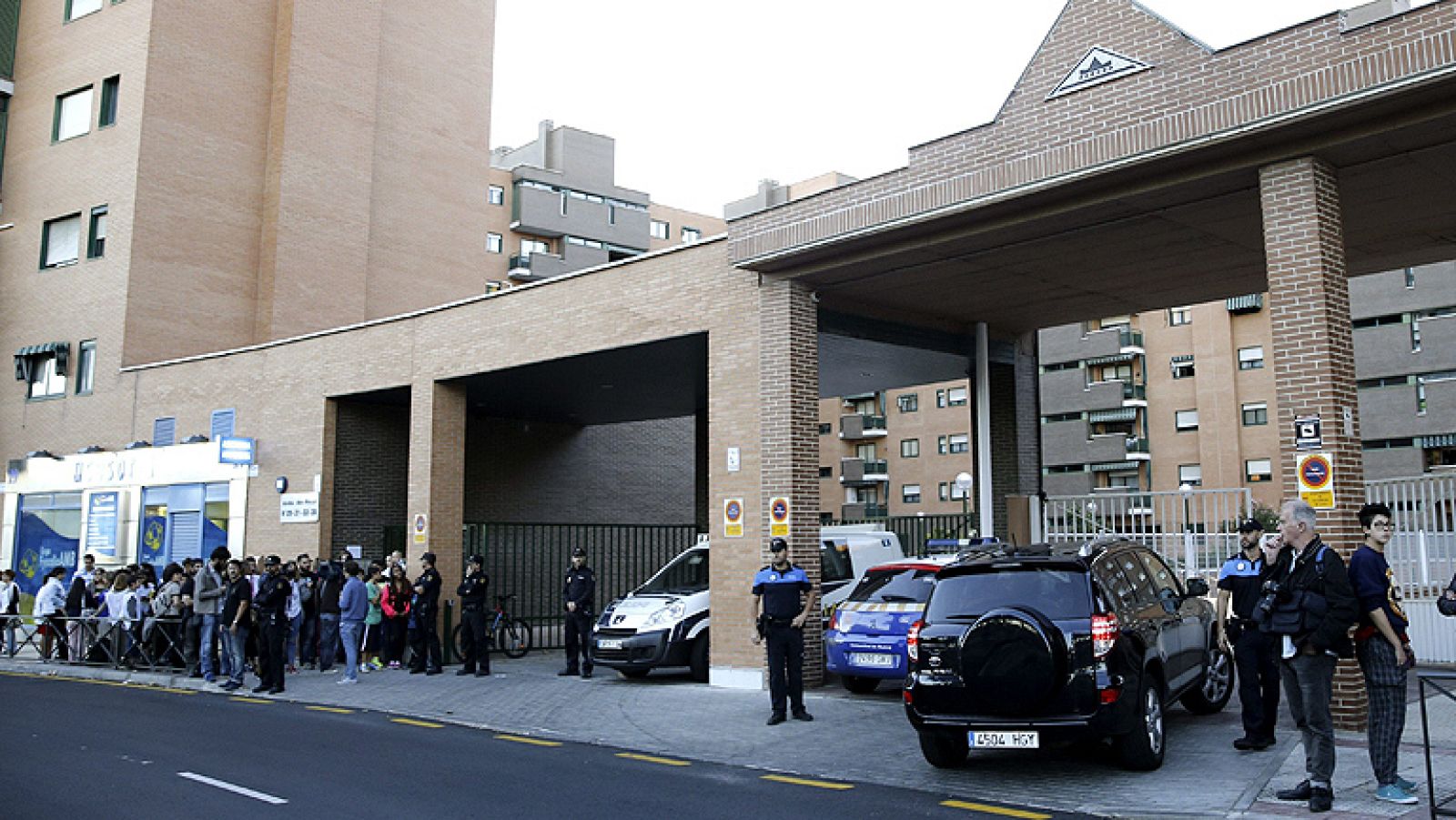 La Comunidad desinfectará las zonas comunes de la finca de la enfermera y sacrificará a su perro | Ver