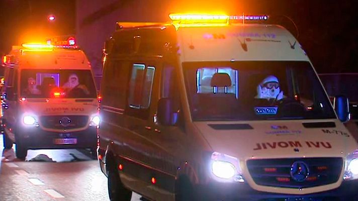 Telediario 1 - La auxiliar recibe suero contra el ébola y Sanidad vigila a 22 personas con las que tuvo contacto