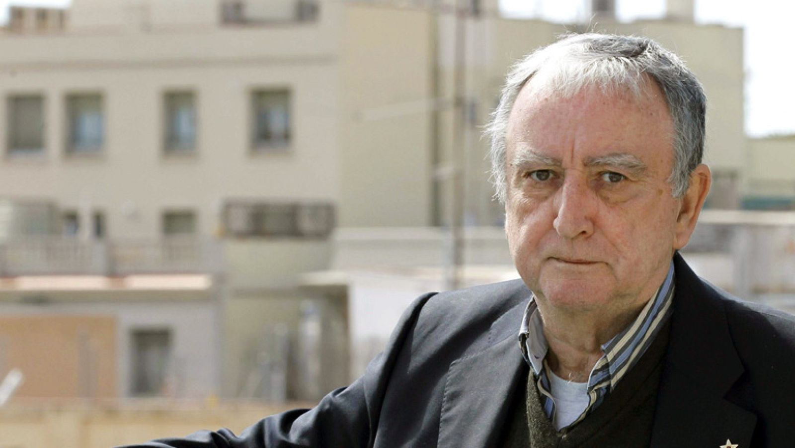  El escritor valenciano Rafael Chirbes ha sido galardonado con el premio Nacional de Narrativa, dotado con 20.000 euros, por su libro En la orilla (Anagrama), según ha informado la Secretaría de Estado de Cultura.El jurado ha valorado que se trata de "una novela de extraordinaria construcción literaria, que tratando de la realidad actual, no se limita al realismo, mostrando una riqueza formal y recursos poéticos que lo trascienden".