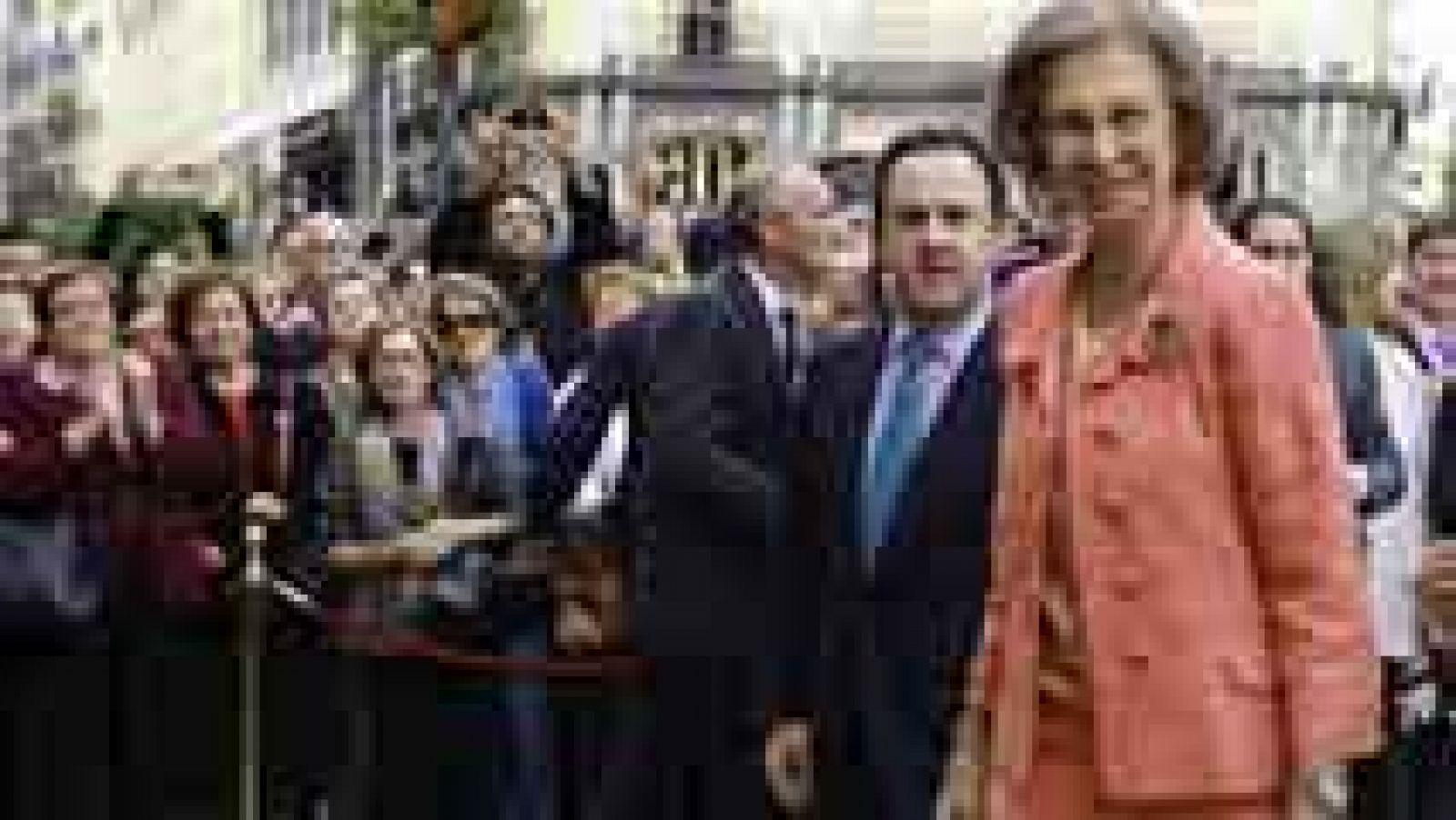 Dos Reinas en el centro de Madrid apoyando a Cruz Roja