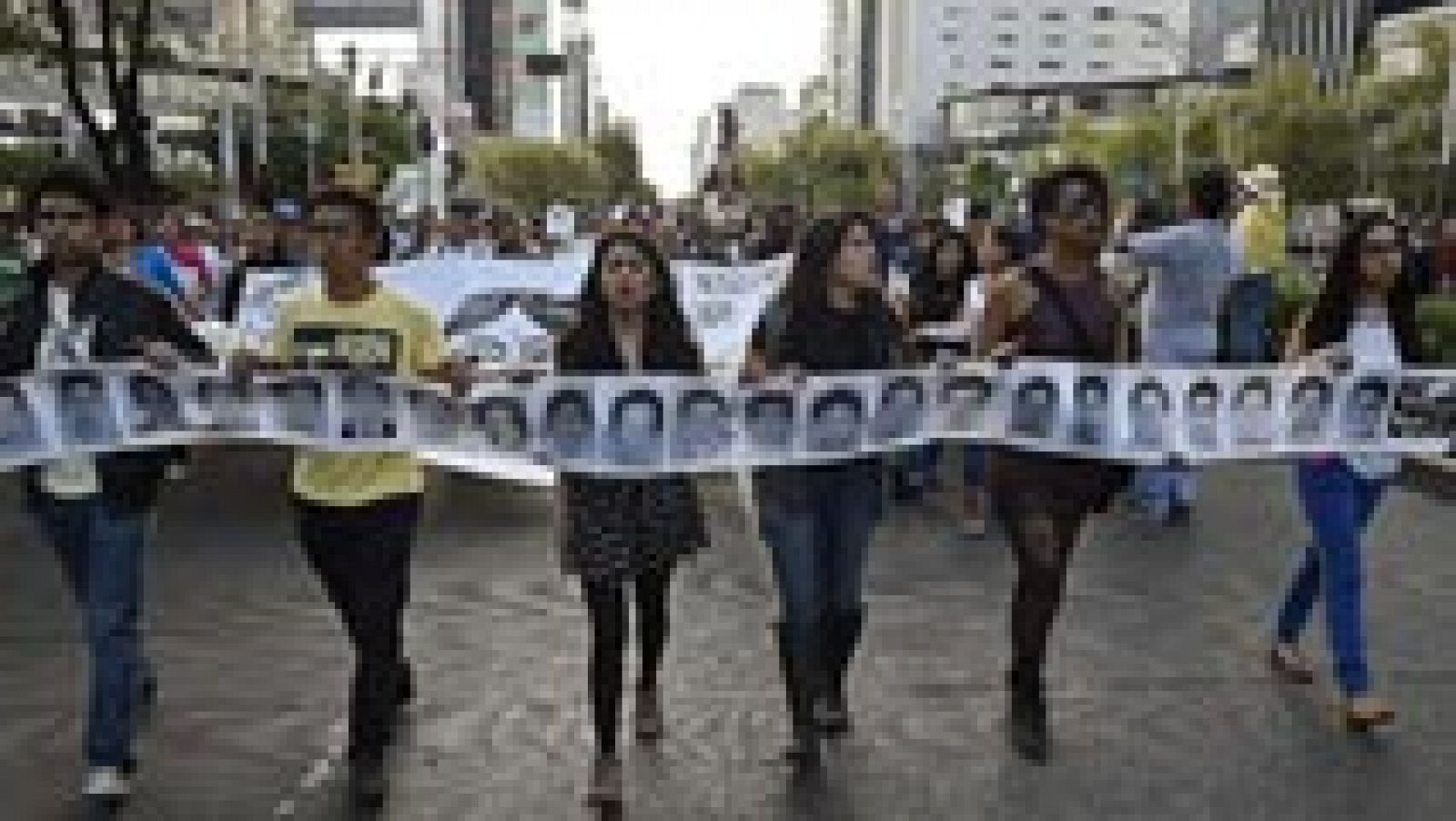 Telediario 1: Miles de mexicanos protestan por los jóvenes desaparecidos | RTVE Play