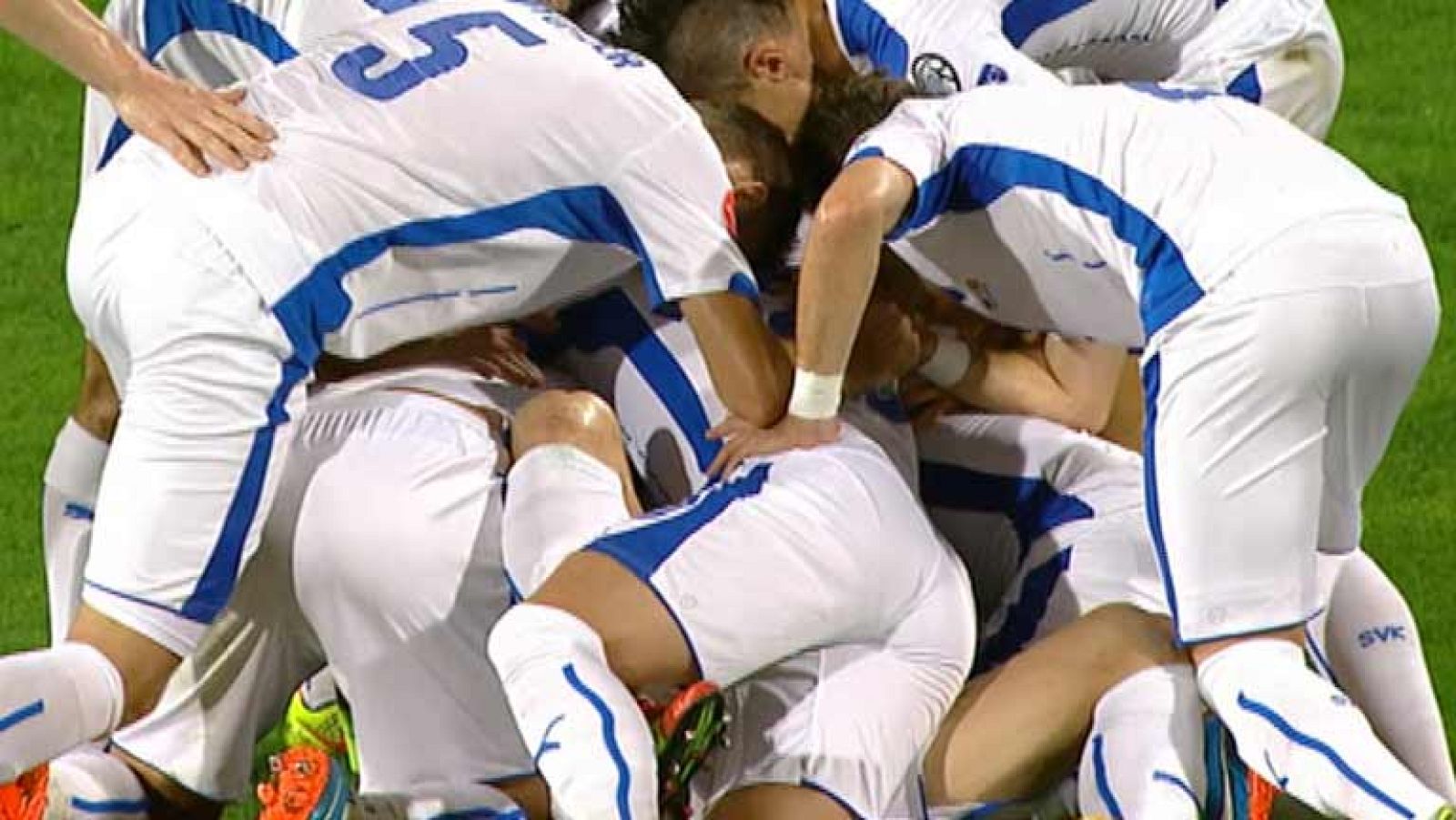 El centrocampista eslovaco Kucka ha adelantado a su equipo contra todo pronóstico, ante España en el minuto 16, tras rematar un saque indirecto de falta de Weiss.