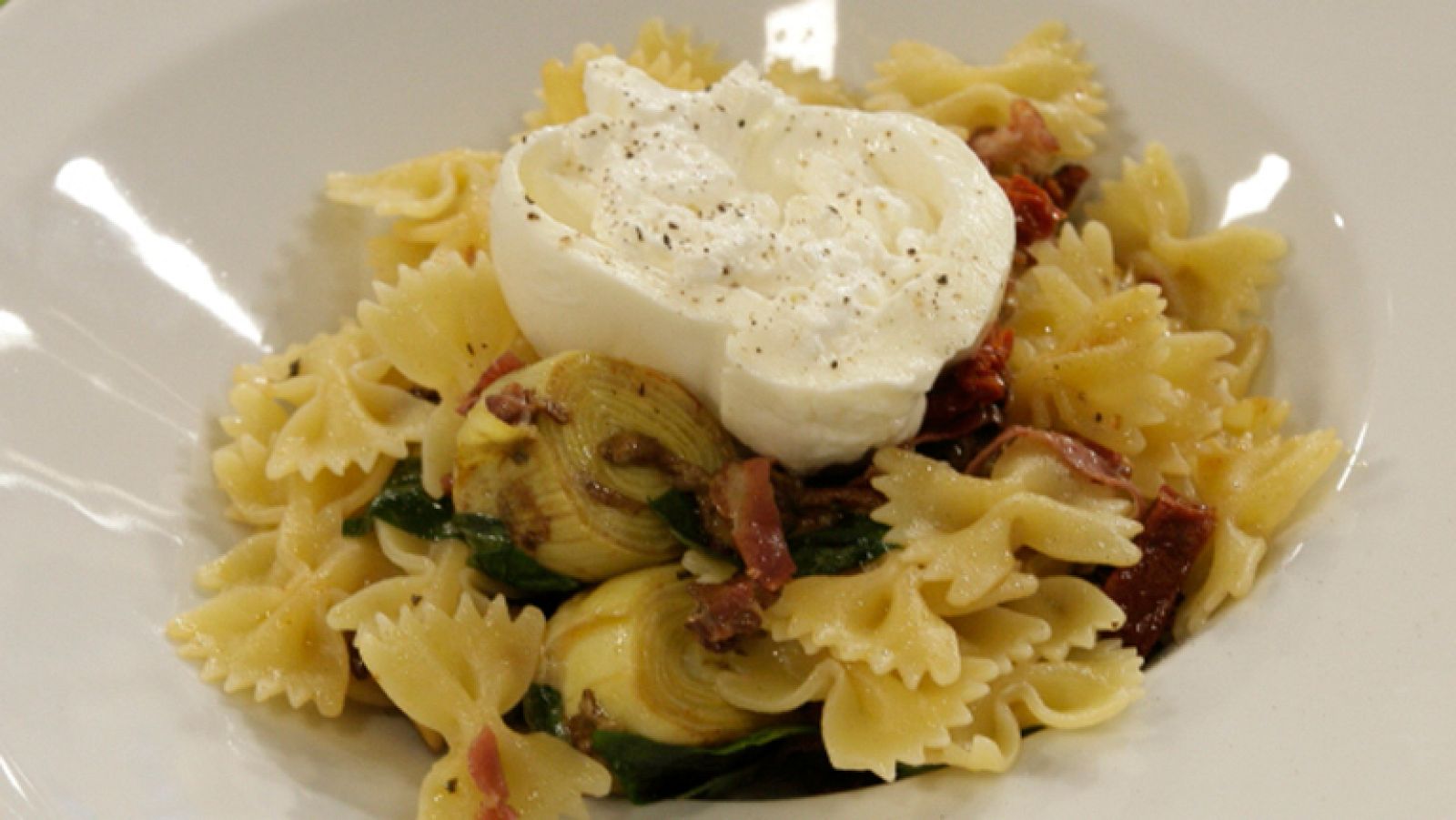 Farfalle con alcachofas confitadas, boletus, tomates secos y burrata