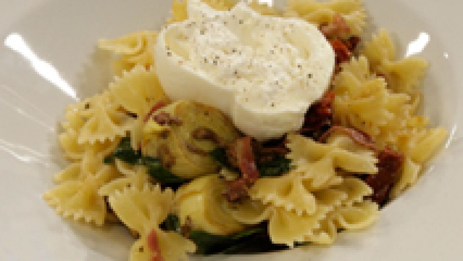 Farfalle con alcachofas confitadas, boletus, tomates secos y burrata