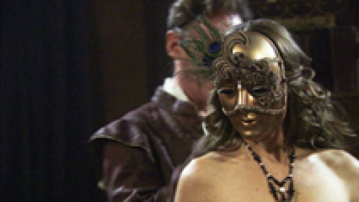 Águila Roja - Lucrecia muestra su cuerpo desnudo enmascarada