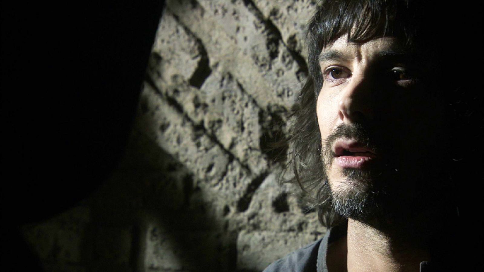 Águila Roja - El Comisario droga a Gonzalo para que le diga que es su hermano | Ver