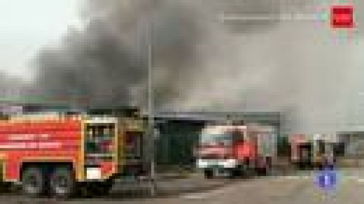 Telediario 1 - Una trabajadora herida en el incendio de una nave química