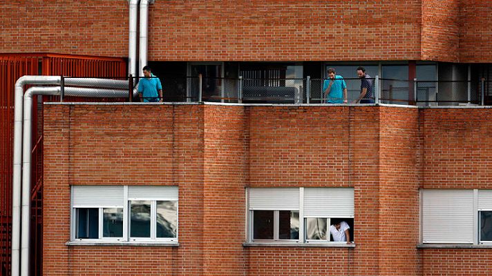 Informativo 24h - La auxiliar contagiada de ébola está consciente y habla con el equipo médico