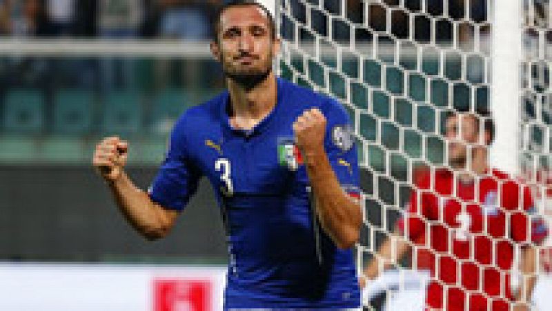 Pocas sorpresas en la jornada de clasificación para la Eurocopa 2016, en la que destacó el 'hat-trick' de Chiellini en la victoria de Italia sobre Azerbaiyán, con un gol en propia puerta incluido.