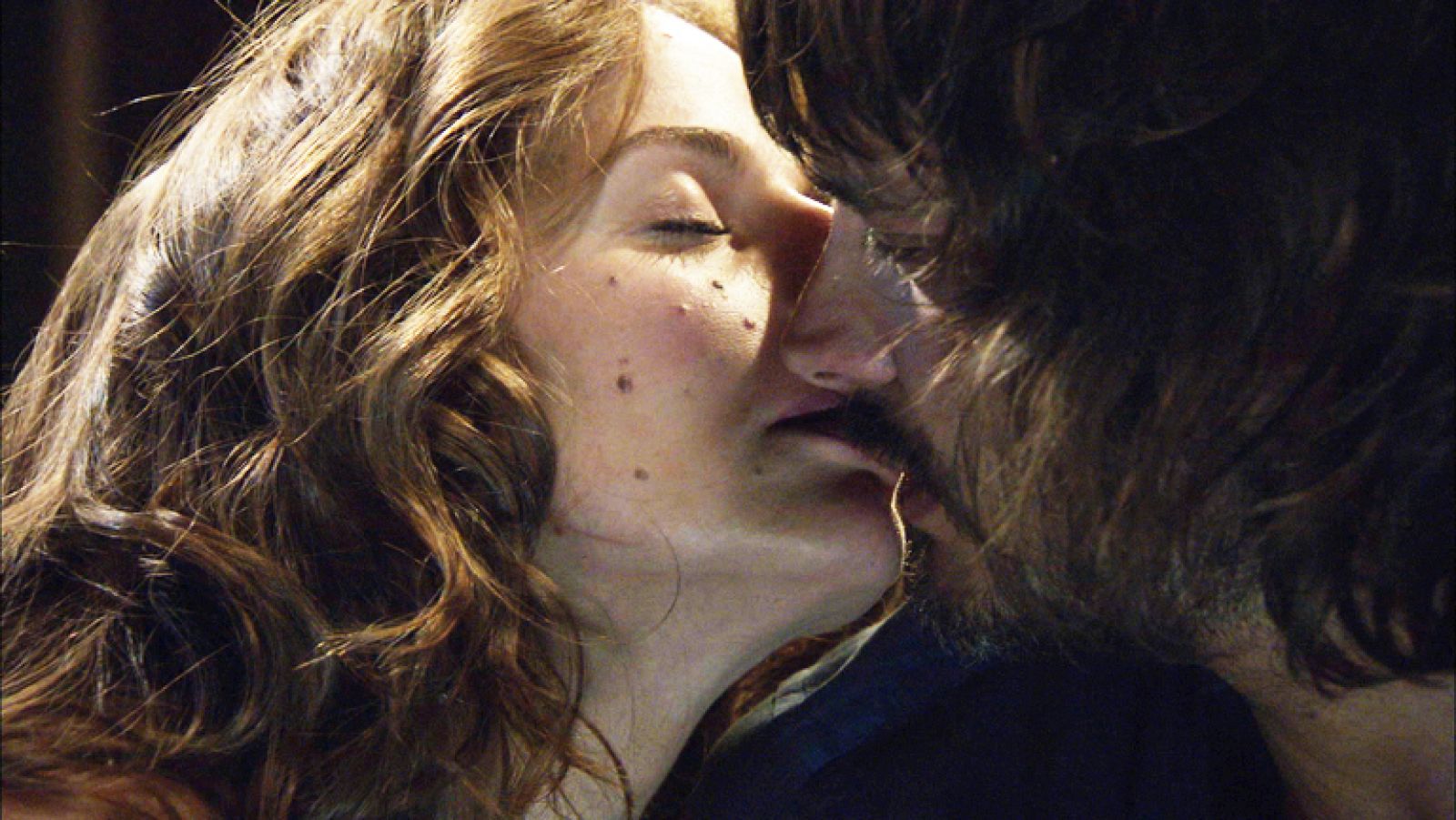 Águila Roja - Lucrecia se lanza y acaba con Gonzalo en la cama | Ver