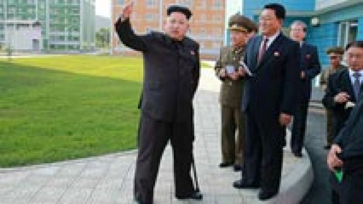 Kim Jong-un reaparece en los medios coreanos con un bastón