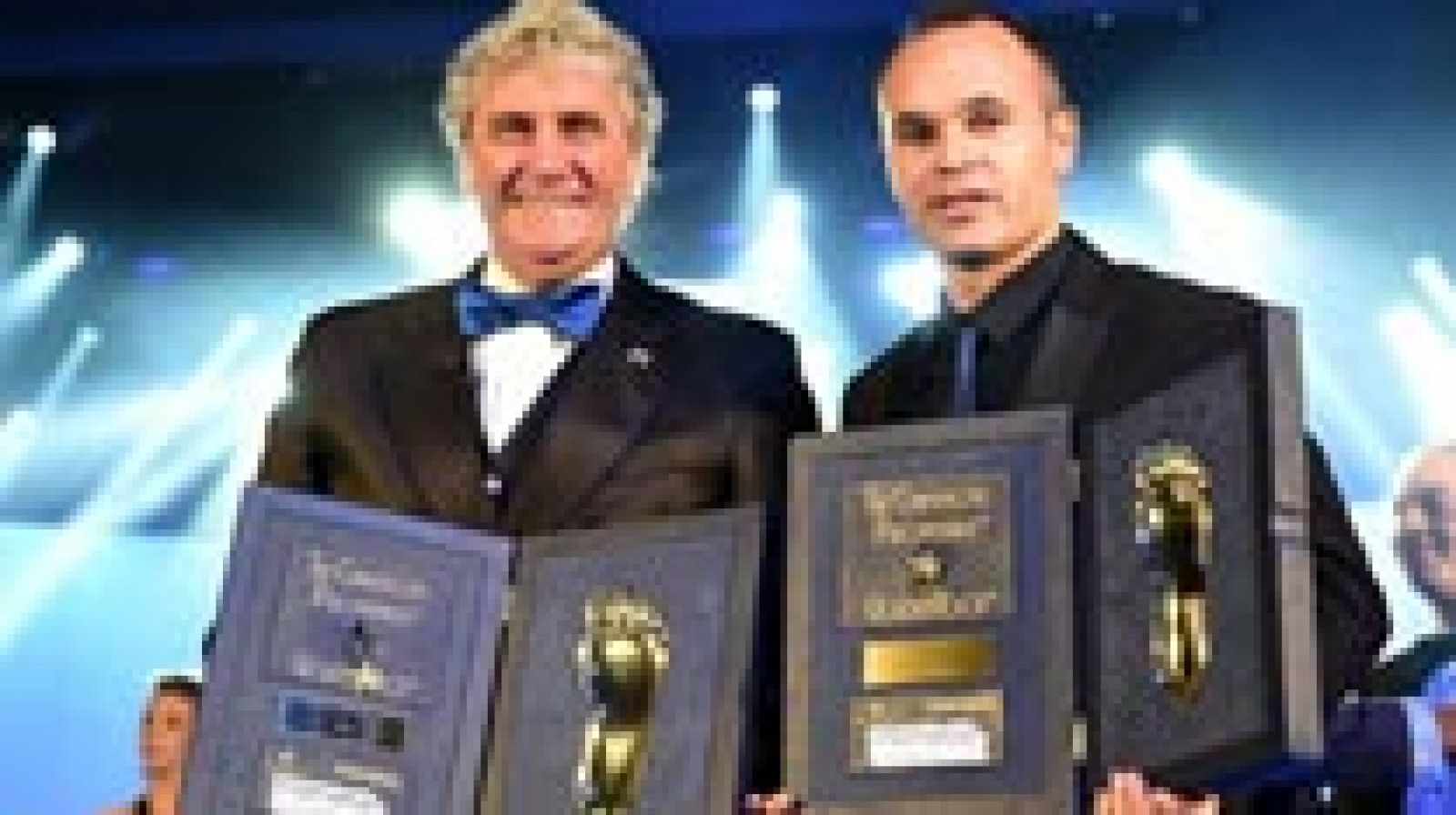 Telediario 1: Iniesta recibe el 'Pie de Oro' | RTVE Play