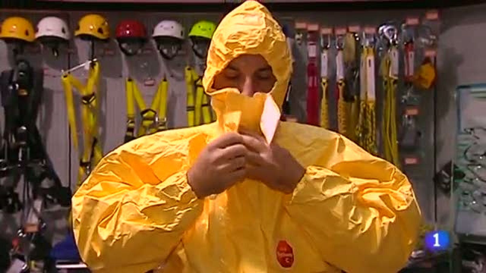 Telediario 1: Así son los trajes antiébola de seguridad de nivel 3 | RTVE Play