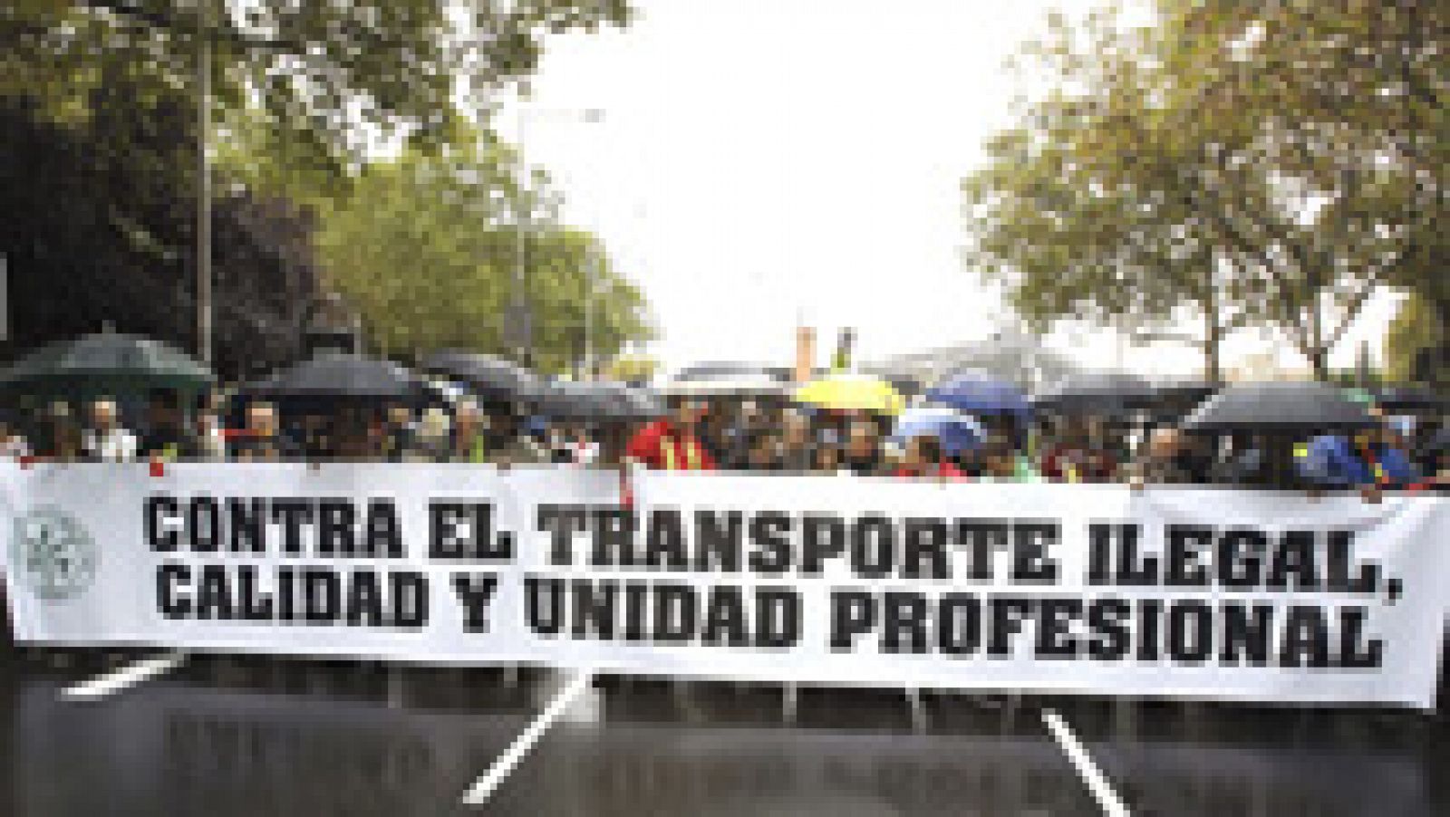 Telediario 1: Los taxistas se manifiestan contra la entrada de Uber en Madrid y piden que se agilicen sanciones | RTVE Play