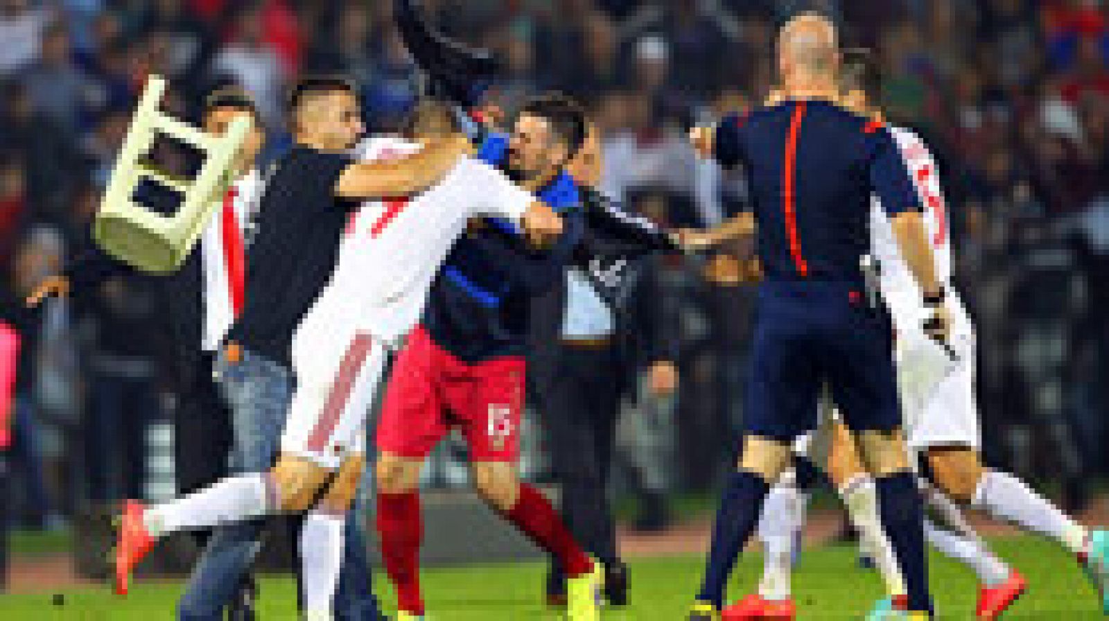 Un dron con la bandera de Albania provocó una tangana en el partido Serbia-Albania, que tuvo que ser suspendido por los disturbios. Por otra parte, Cristiano dio la victoria a Portugal y Alemania se complicó la clasificación al empatar con Irlanda.