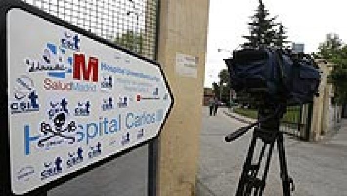 Telediario 1 - La auxiliar con ébola sigue "estable dentro de la gravedad"