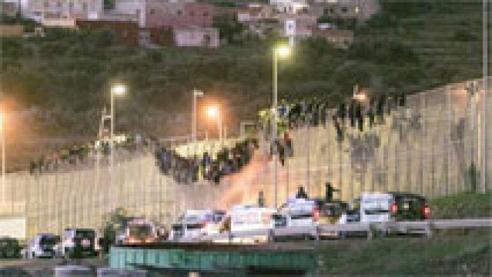 Cerca de 300 inmigrantes intentan saltar la valla de Melilla