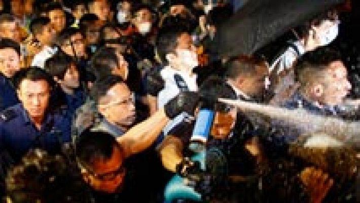 Informativo 24h - Los manifestantes de Hong Kong se enfrentan a la Policía