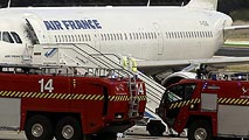 Avión inmovilizado en Barajas ante un posible caso de ébola en un pasajero