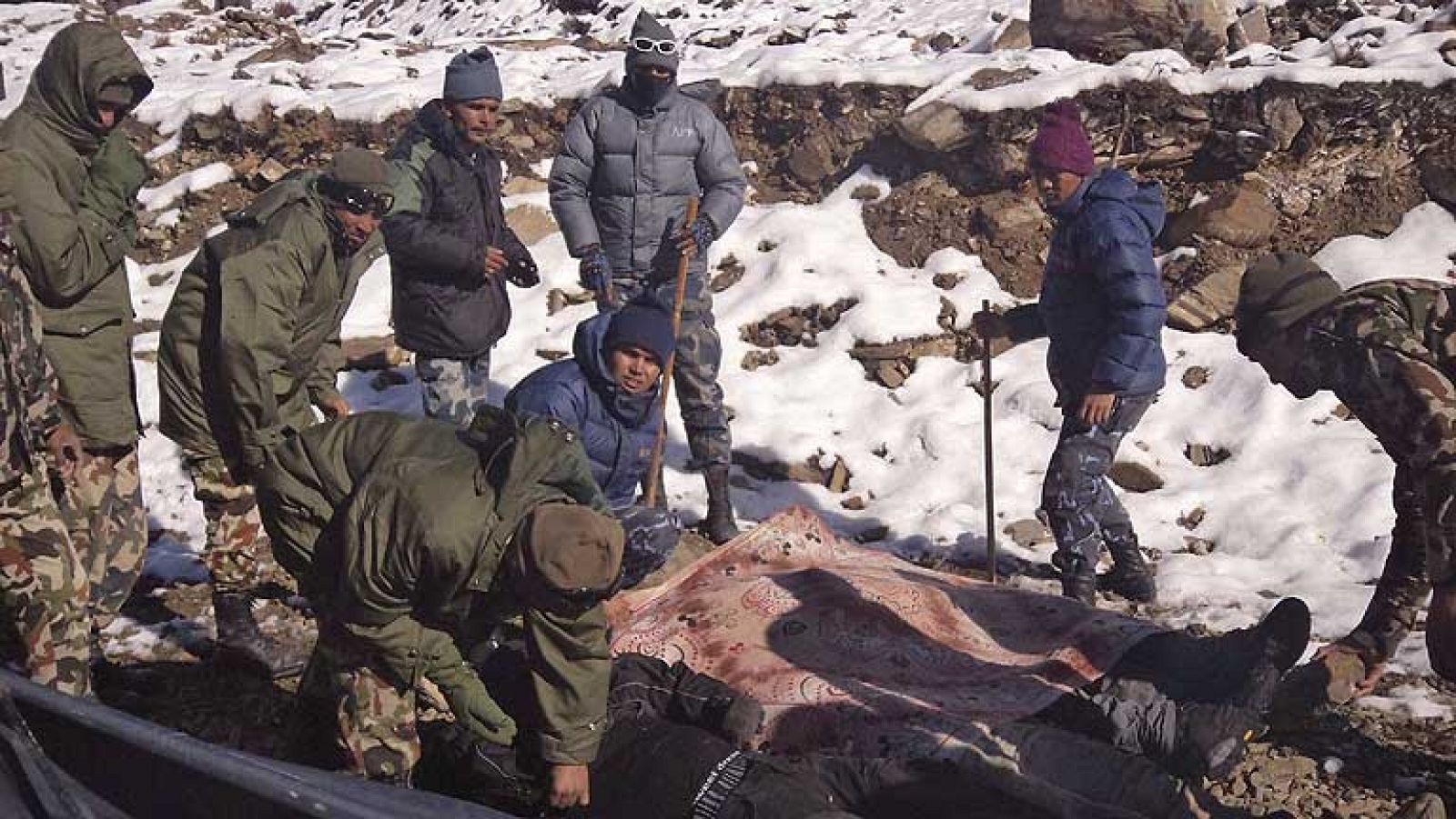 Nepal busca sin descanso a las docenas de montañeros desaparecidos en el Himalaya por una tormenta de nieve