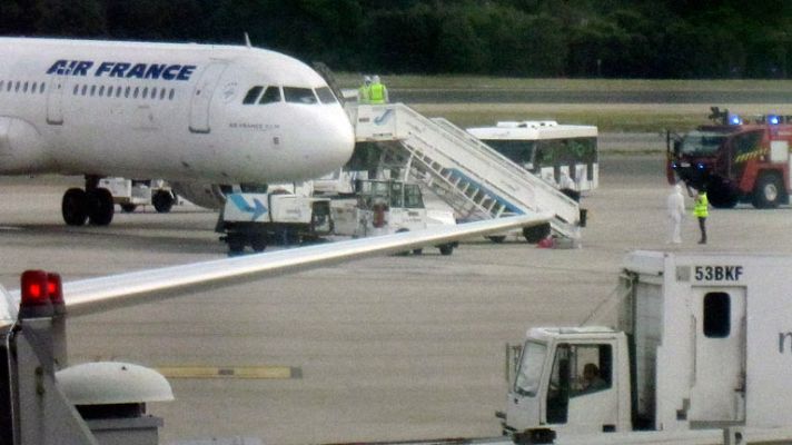 Telediario 1 - El protocolo antiébola en aviones provoca inquietud