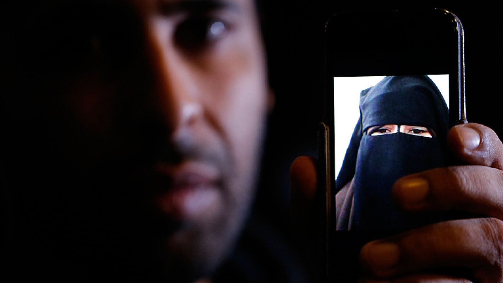 Los grupos yihadistas reclutan a decenas de jóvenes francesas para matrimonios forzados | Ver