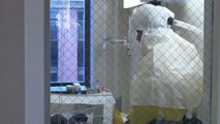 Sigue la mejoría de la auxiliar contagiada de ébola