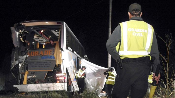 Informativo 24h - Mueren tres personas y al menos 26 resultan heridas al chocar dos autobuses en Torquemada, Palencia