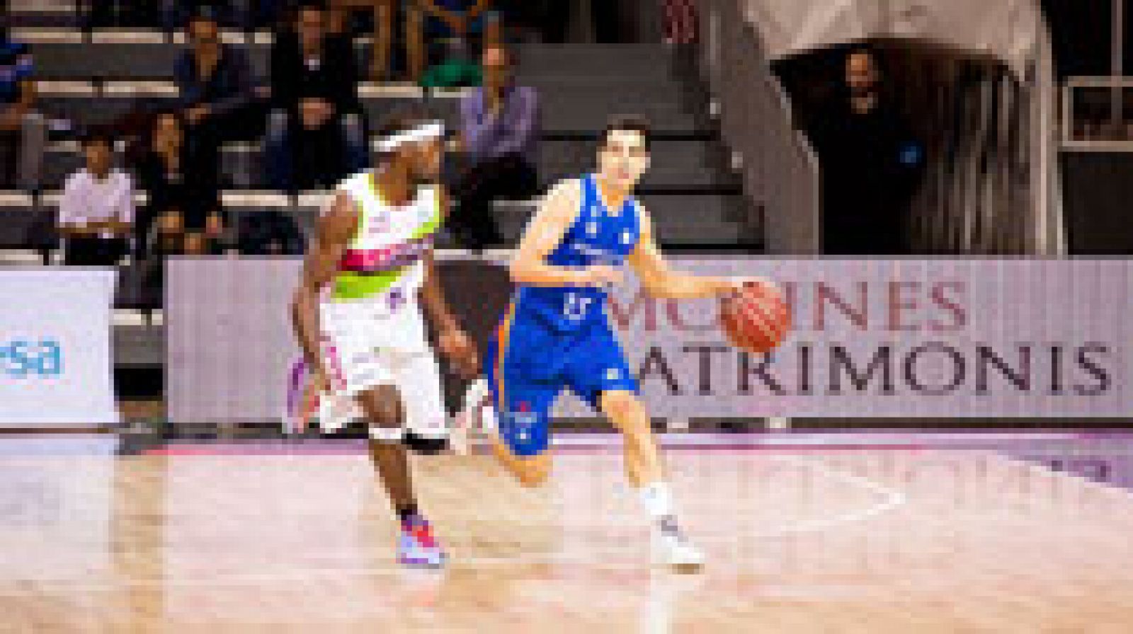 El MoraBanc Andorra se hizo este sábado con su primera victoria en la Liga Endesa gracias a una canasta decisiva de David Navarro en los últimos segundos (87-85) ante el Laboral Kutxa Baskonia, en el único encuentro de la tercera jornada de competición adelantado a este sábado.