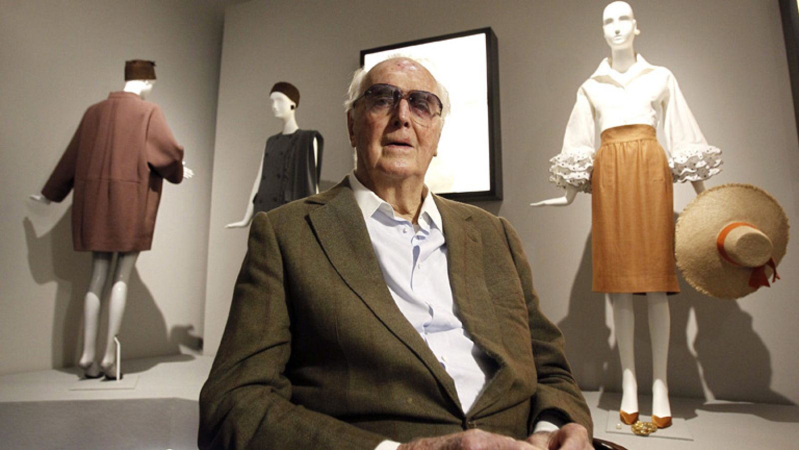 Givenchy cuelga su costura en el Thyssen 