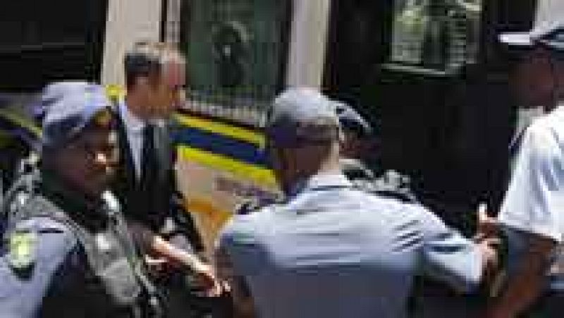 Óscar Pistorius condenado a cinco años de prisión por disparar y matar a su novia