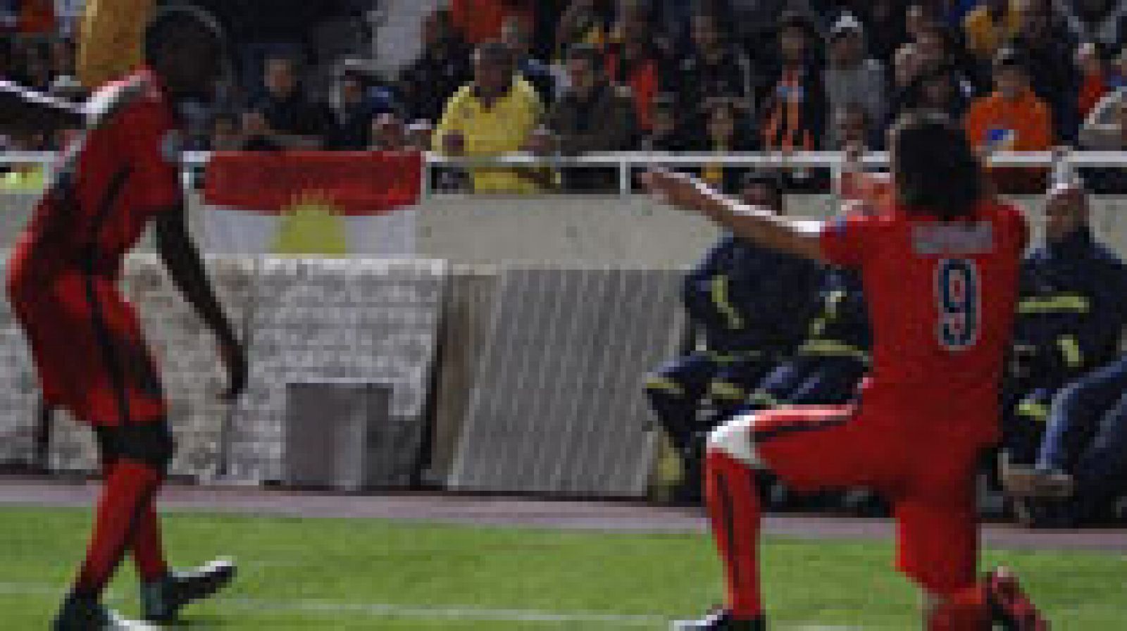 El uruguayo Edinson Cavani logró en el minuto 86 el gol que dio al París Saint-Germain la victoria en el campo del Apoel Nicosia (0-1) y le permite conservar el liderato del grupo F.
