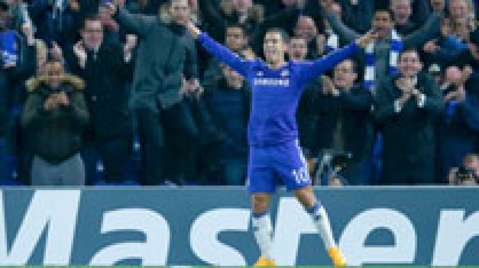 En el grupo G, el Chelsea también goleó al Maribor  (6-0) en un plácido partido para los de José Mourinho, que solo  dejaron alguna duda en los compases iniciales. Destacaron los goles  de los veteranos Terry y Drogba, así como la actuación de Hazard,  autor de un doblete. Además, los eslovenos fallaron un penalti. Así,  el cuadro inglés se convierte en líder, pero con sólo dos puntos de  ventaja sobre el Schalke. 
