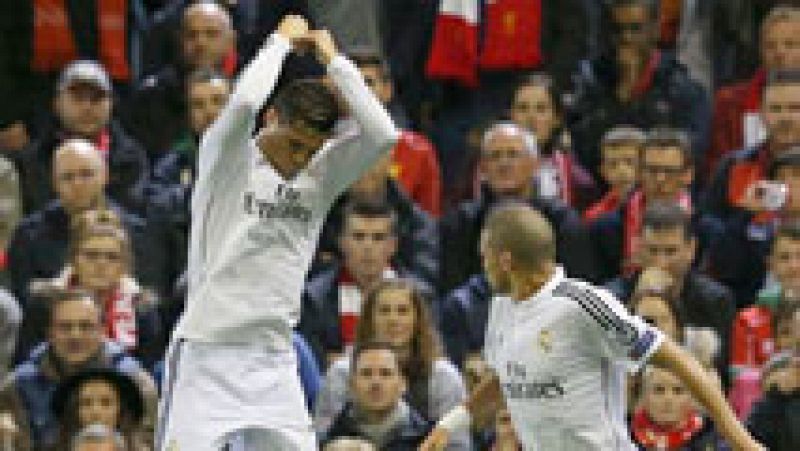 El delantero portugués del real Madrid Cristiano Ronaldo ha marcado el primer gol del Real Madrid ante el Liverpool (0-1), en el minuto 23, tras un pase picado de James por encima de la defensa inglesa. 