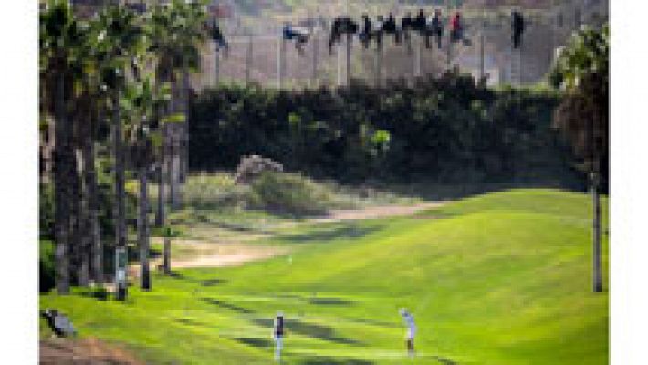 Campo de golf en Melilla con la valla al fondo