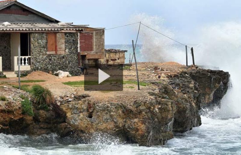  La Habana se prepara para la llegada del 'Ike', que, aunque ha perdido fuerza, sigue siendo muy peligroso. 
