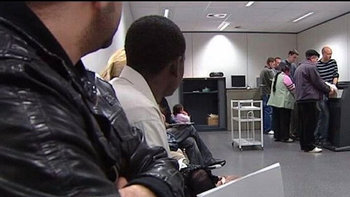 La 2 Noticias - ONG denuncian la "operación masiva de expulsión" de inmigrantes del operativo policial 'mos maiorum'