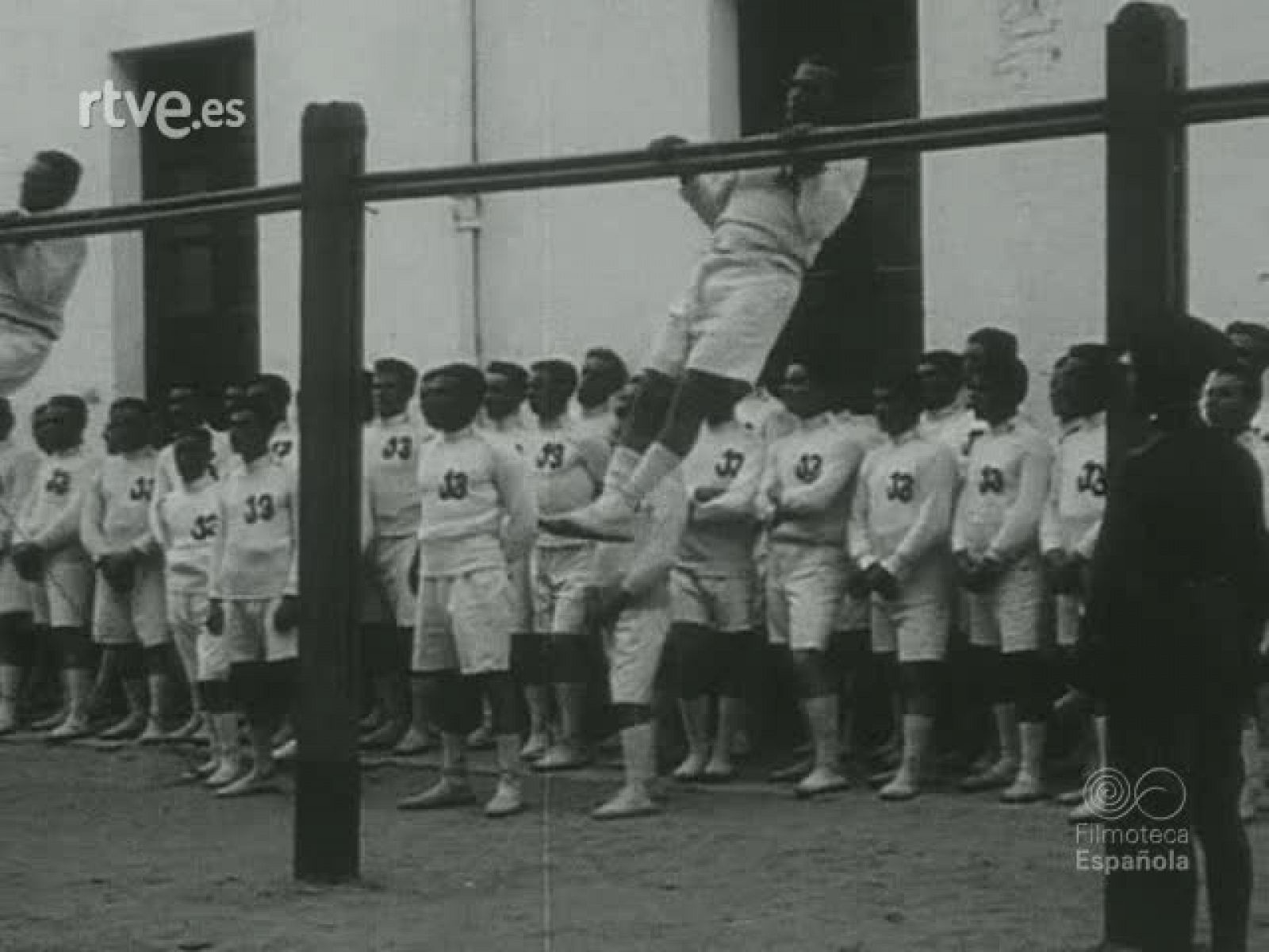 EQUIPO DE GIMNASIA DEL REGIMIENTO DE INFANTERIA MALLORCA N 13 - Archivo Real (Alfonso XIII) | Ver