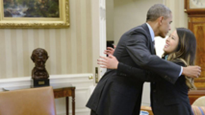 Barack Obama recibe ya recuperada a Nina Pham, la primera enfermera contagiada de Ébola en EE.UU.