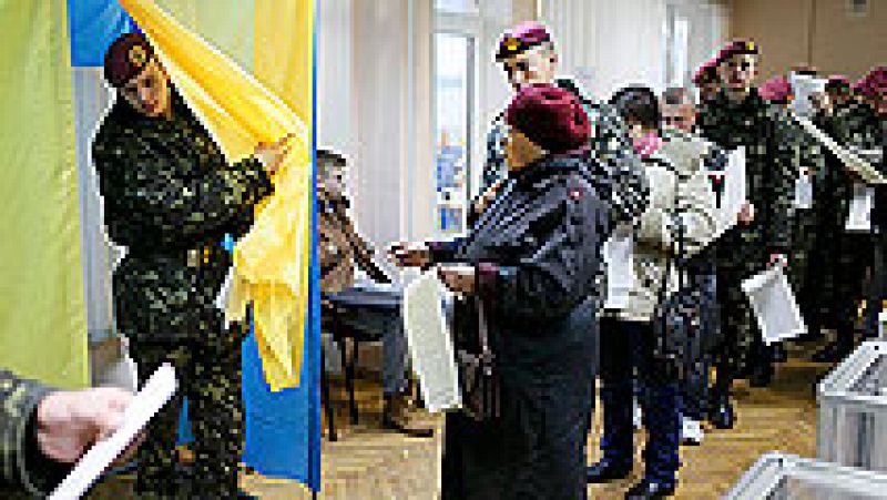 Ucrania elige a su Parlamento ocho meses después de Yanukóvich con el boicot del este